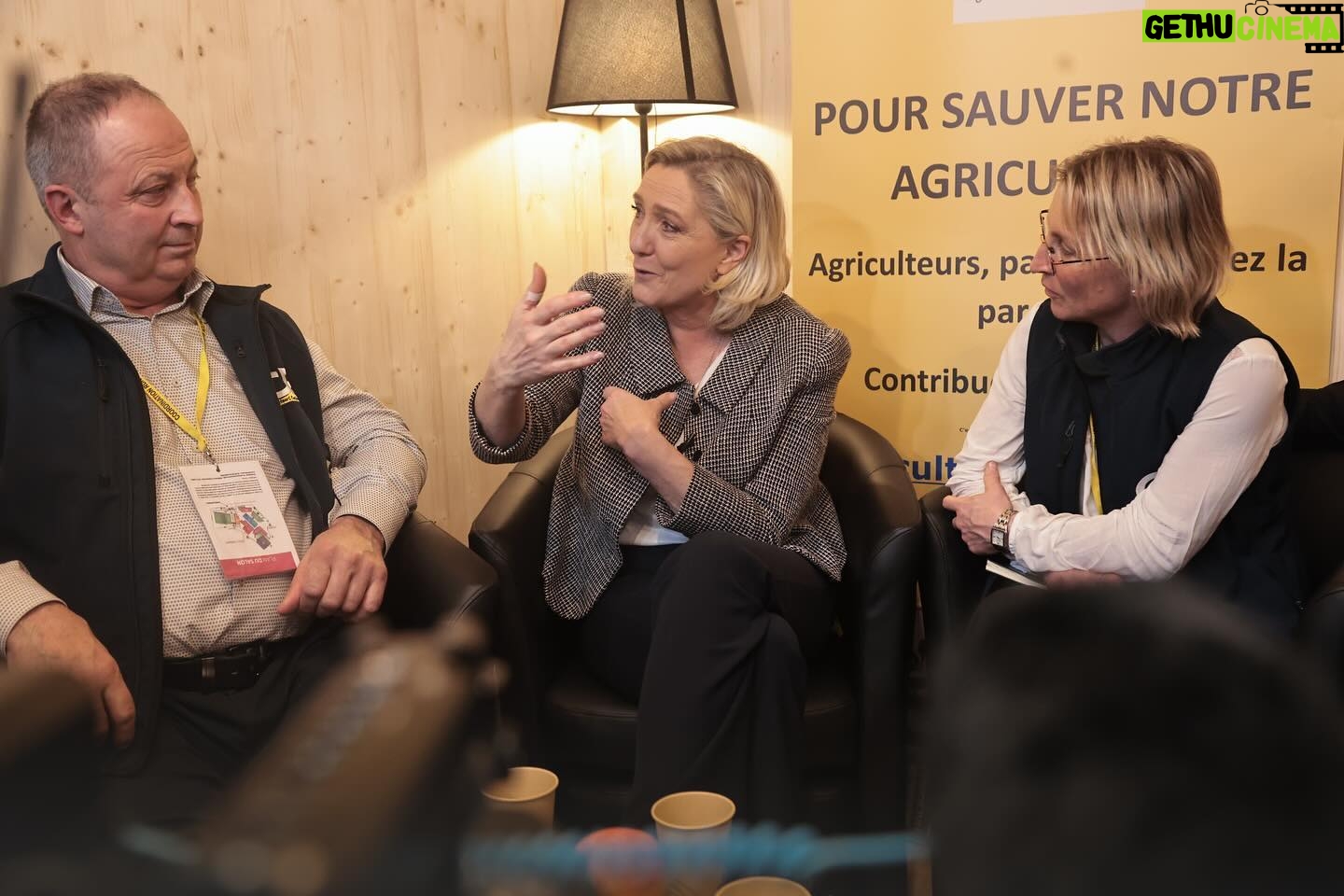 Marine Le Pen Instagram - L’agriculture est le bien commun de tous les Français. Lorsque nous arriverons aux responsabilités, nous redonnerons à l’agriculture française toute la place qu’elle mérite dans notre pays. Vous êtes la France qu’on aime, merci à tous. Tenez-bon, on arrive ! 🇫🇷