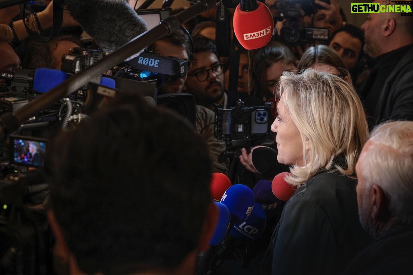 Marine Le Pen Instagram - Grâce aux députés @rassemblementnational_fr la loi immigration de Darmanin a été rejetée ! Nous refusons cette loi immigrationniste, dont les rares avancées ont été détricotées par l’alliance Macronie-NUPES. Le Gouvernement doit revoir sa copie s’il veut être crédible en matière d’immigration.