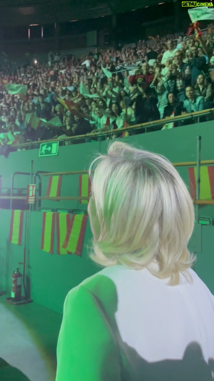 Marine Le Pen Instagram - Merci à nos amis espagnols pour cet accueil si chaleureux aujourd’hui à Madrid ! #VIVA24 🇫🇷🇪🇸