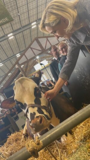 Marine Le Pen Instagram - Elle est la vache égérie de cette année, Oreillette !

Tout droit venue du département de l’Orne, cette magnifique vache normande est cette semaine à Paris pour honorer cette 60e édition du Salon international de l’Agriculture. #SIA2024