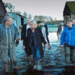 Marine Le Pen Instagram – Il était important pour moi de venir samedi dernier rencontrer les habitants sinistrés des inondations dans le Pas-de-Calais pour leur exprimer toute ma solidarité et ma compassion. Leur situation nous serre le cœur et nous devons nous tenir à leurs côtés.
Nous ne pouvons rester insensibles à la détresse de ces habitants qui pour certains ont tout perdu dans ces inondations. Ils peuvent compter sur toute notre détermination pour les aider.
Face au changement climatique et à la multiplication de tels événements, nous devons anticiper et mettre en place des mesures qui prennent en compte ce changement. Il faut s’inspirer de pays comme la Hollande qui sont en pointe sur ce sujet.
Les hommes sont touchés, mais les animaux aussi sont touchés. Les bêtes ont les pieds dans l’eau et cela risque de durer encore plusieurs jours. Les conséquences sur les exploitations et sur le bien-être des animaux sont terribles.