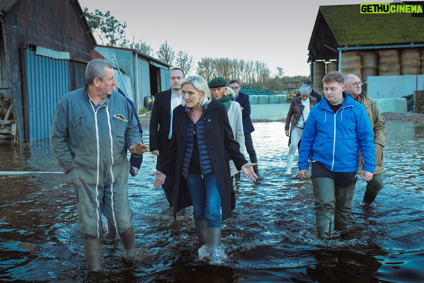 Marine Le Pen Instagram - Il était important pour moi de venir samedi dernier rencontrer les habitants sinistrés des inondations dans le Pas-de-Calais pour leur exprimer toute ma solidarité et ma compassion. Leur situation nous serre le cœur et nous devons nous tenir à leurs côtés. Nous ne pouvons rester insensibles à la détresse de ces habitants qui pour certains ont tout perdu dans ces inondations. Ils peuvent compter sur toute notre détermination pour les aider. Face au changement climatique et à la multiplication de tels événements, nous devons anticiper et mettre en place des mesures qui prennent en compte ce changement. Il faut s’inspirer de pays comme la Hollande qui sont en pointe sur ce sujet. Les hommes sont touchés, mais les animaux aussi sont touchés. Les bêtes ont les pieds dans l’eau et cela risque de durer encore plusieurs jours. Les conséquences sur les exploitations et sur le bien-être des animaux sont terribles.