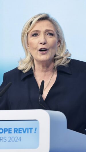 Marine Le Pen Instagram - S’il y a quelque chose à déconstruire, c’est le mythe de la compétence de ceux qui nous gouvernent.