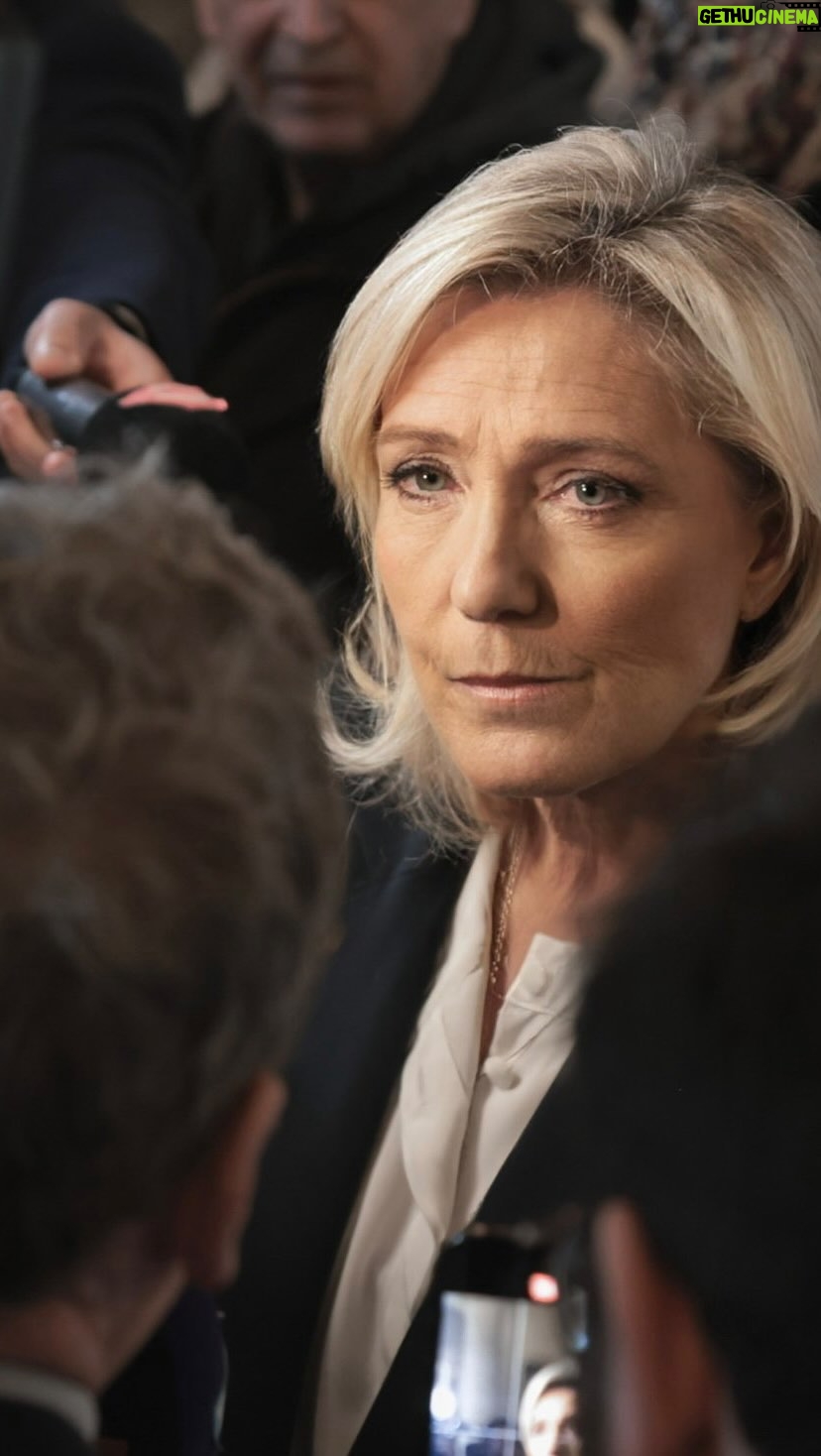 Marine Le Pen Instagram - Seul le référendum que propose @marine_lepen sera réellement efficace pour lutter contre l’immigration !
