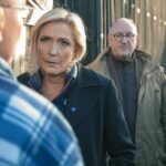 Marine Le Pen Instagram – Il était important pour moi de venir samedi dernier rencontrer les habitants sinistrés des inondations dans le Pas-de-Calais pour leur exprimer toute ma solidarité et ma compassion. Leur situation nous serre le cœur et nous devons nous tenir à leurs côtés.
Nous ne pouvons rester insensibles à la détresse de ces habitants qui pour certains ont tout perdu dans ces inondations. Ils peuvent compter sur toute notre détermination pour les aider.
Face au changement climatique et à la multiplication de tels événements, nous devons anticiper et mettre en place des mesures qui prennent en compte ce changement. Il faut s’inspirer de pays comme la Hollande qui sont en pointe sur ce sujet.
Les hommes sont touchés, mais les animaux aussi sont touchés. Les bêtes ont les pieds dans l’eau et cela risque de durer encore plusieurs jours. Les conséquences sur les exploitations et sur le bien-être des animaux sont terribles.