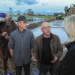 Marine Le Pen Instagram – Il était important pour moi de venir samedi dernier rencontrer les habitants sinistrés des inondations dans le Pas-de-Calais pour leur exprimer toute ma solidarité et ma compassion. Leur situation nous serre le cœur et nous devons nous tenir à leurs côtés.

Nous ne pouvons rester insensibles à la détresse de ces habitants qui pour certains ont tout perdu dans ces inondations. Ils peuvent compter sur toute notre détermination pour les aider.

Face au changement climatique et à la multiplication de tels événements, nous devons anticiper et mettre en place des mesures qui prennent en compte ce changement. Il faut s’inspirer de pays comme la Hollande qui sont en pointe sur ce sujet.

Les hommes sont touchés, mais les animaux aussi sont touchés. Les bêtes ont les pieds dans l’eau et cela risque de durer encore plusieurs jours. Les conséquences sur les exploitations et sur le bien-être des animaux sont terribles.