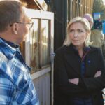 Marine Le Pen Instagram – Il était important pour moi de venir samedi dernier rencontrer les habitants sinistrés des inondations dans le Pas-de-Calais pour leur exprimer toute ma solidarité et ma compassion. Leur situation nous serre le cœur et nous devons nous tenir à leurs côtés.
Nous ne pouvons rester insensibles à la détresse de ces habitants qui pour certains ont tout perdu dans ces inondations. Ils peuvent compter sur toute notre détermination pour les aider.
Face au changement climatique et à la multiplication de tels événements, nous devons anticiper et mettre en place des mesures qui prennent en compte ce changement. Il faut s’inspirer de pays comme la Hollande qui sont en pointe sur ce sujet.
Les hommes sont touchés, mais les animaux aussi sont touchés. Les bêtes ont les pieds dans l’eau et cela risque de durer encore plusieurs jours. Les conséquences sur les exploitations et sur le bien-être des animaux sont terribles.