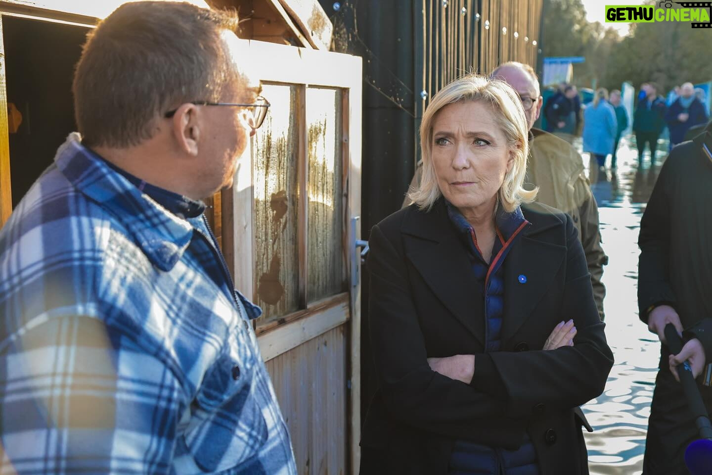 Marine Le Pen Instagram - Il était important pour moi de venir samedi dernier rencontrer les habitants sinistrés des inondations dans le Pas-de-Calais pour leur exprimer toute ma solidarité et ma compassion. Leur situation nous serre le cœur et nous devons nous tenir à leurs côtés. Nous ne pouvons rester insensibles à la détresse de ces habitants qui pour certains ont tout perdu dans ces inondations. Ils peuvent compter sur toute notre détermination pour les aider. Face au changement climatique et à la multiplication de tels événements, nous devons anticiper et mettre en place des mesures qui prennent en compte ce changement. Il faut s’inspirer de pays comme la Hollande qui sont en pointe sur ce sujet. Les hommes sont touchés, mais les animaux aussi sont touchés. Les bêtes ont les pieds dans l’eau et cela risque de durer encore plusieurs jours. Les conséquences sur les exploitations et sur le bien-être des animaux sont terribles.