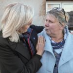 Marine Le Pen Instagram – Il était important pour moi de venir samedi dernier rencontrer les habitants sinistrés des inondations dans le Pas-de-Calais pour leur exprimer toute ma solidarité et ma compassion. Leur situation nous serre le cœur et nous devons nous tenir à leurs côtés.
Nous ne pouvons rester insensibles à la détresse de ces habitants qui pour certains ont tout perdu dans ces inondations. Ils peuvent compter sur toute notre détermination pour les aider.
Face au changement climatique et à la multiplication de tels événements, nous devons anticiper et mettre en place des mesures qui prennent en compte ce changement. Il faut s’inspirer de pays comme la Hollande qui sont en pointe sur ce sujet.
Les hommes sont touchés, mais les animaux aussi sont touchés. Les bêtes ont les pieds dans l’eau et cela risque de durer encore plusieurs jours. Les conséquences sur les exploitations et sur le bien-être des animaux sont terribles.