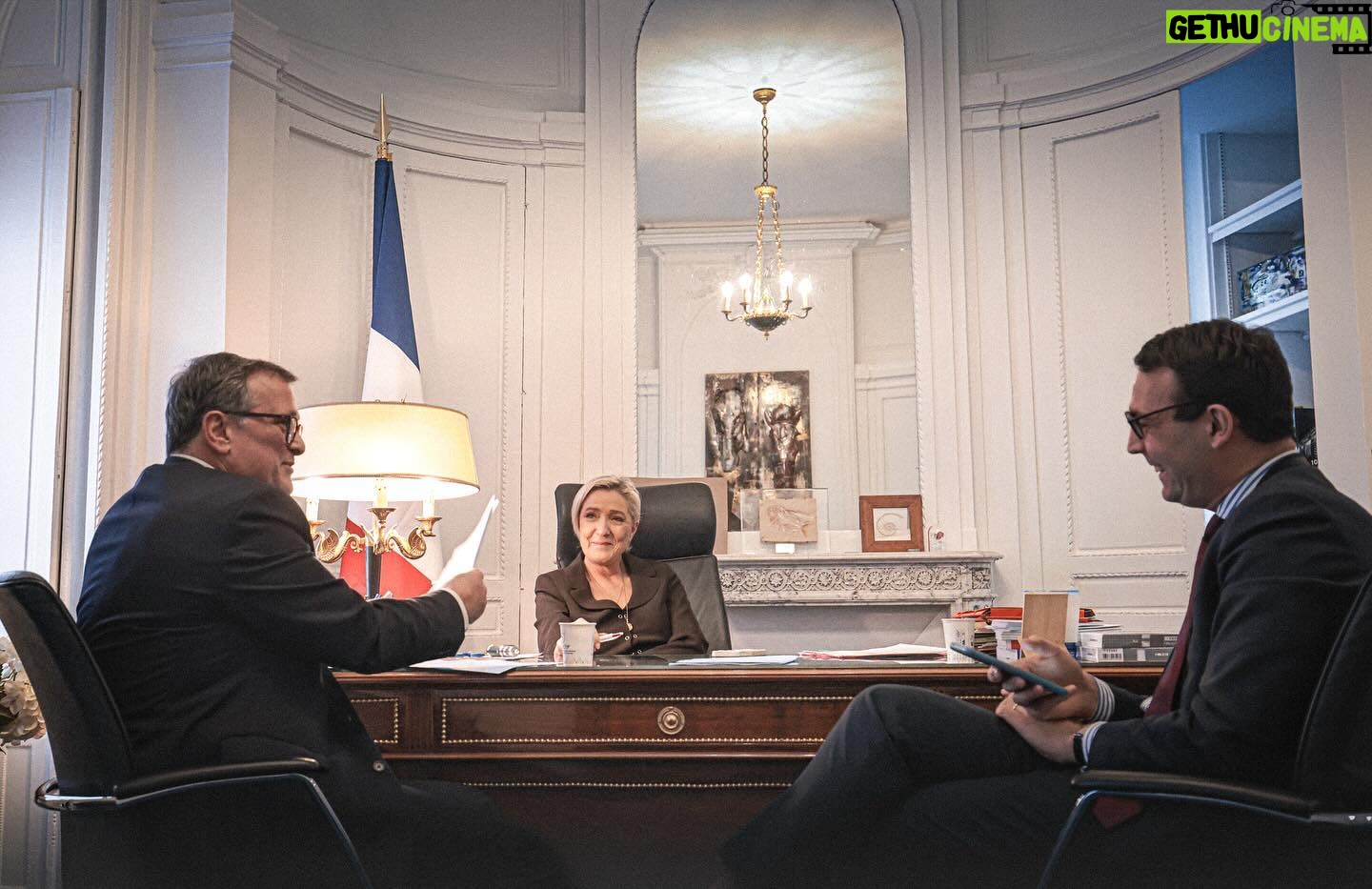 Marine Le Pen Instagram - Nos maires @rassemblementnational_fr sont un atout précieux : leur expérience du terrain est un réel vivier d’idées que nous traduisons à l’Assemblée nationale. À ce titre, @marine_lepen recevait @louis_aliot , maire de Perpignan pour évoquer les problèmes d’insécurité qui touchent les communes.