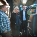 Marine Le Pen Instagram – Il était important pour moi de venir samedi dernier rencontrer les habitants sinistrés des inondations dans le Pas-de-Calais pour leur exprimer toute ma solidarité et ma compassion. Leur situation nous serre le cœur et nous devons nous tenir à leurs côtés.
Nous ne pouvons rester insensibles à la détresse de ces habitants qui pour certains ont tout perdu dans ces inondations. Ils peuvent compter sur toute notre détermination pour les aider.
Face au changement climatique et à la multiplication de tels événements, nous devons anticiper et mettre en place des mesures qui prennent en compte ce changement. Il faut s’inspirer de pays comme la Hollande qui sont en pointe sur ce sujet.
Les hommes sont touchés, mais les animaux aussi sont touchés. Les bêtes ont les pieds dans l’eau et cela risque de durer encore plusieurs jours. Les conséquences sur les exploitations et sur le bien-être des animaux sont terribles.