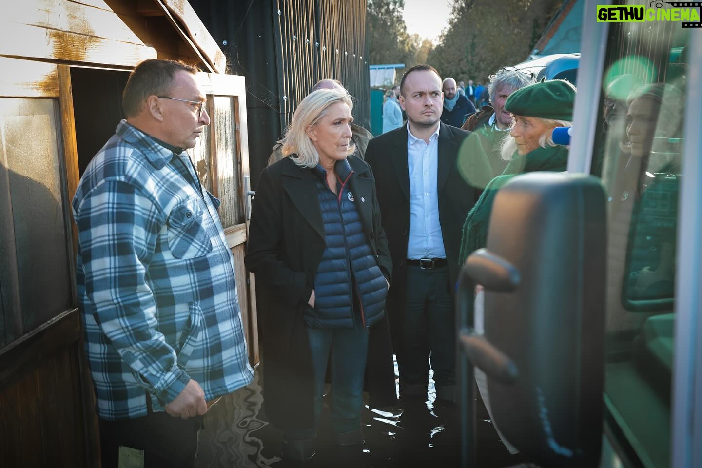 Marine Le Pen Instagram - Il était important pour moi de venir samedi dernier rencontrer les habitants sinistrés des inondations dans le Pas-de-Calais pour leur exprimer toute ma solidarité et ma compassion. Leur situation nous serre le cœur et nous devons nous tenir à leurs côtés. Nous ne pouvons rester insensibles à la détresse de ces habitants qui pour certains ont tout perdu dans ces inondations. Ils peuvent compter sur toute notre détermination pour les aider. Face au changement climatique et à la multiplication de tels événements, nous devons anticiper et mettre en place des mesures qui prennent en compte ce changement. Il faut s’inspirer de pays comme la Hollande qui sont en pointe sur ce sujet. Les hommes sont touchés, mais les animaux aussi sont touchés. Les bêtes ont les pieds dans l’eau et cela risque de durer encore plusieurs jours. Les conséquences sur les exploitations et sur le bien-être des animaux sont terribles.