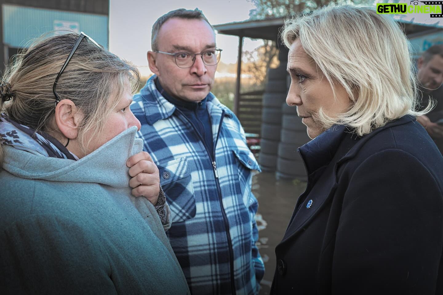 Marine Le Pen Instagram - Il était important pour moi de venir samedi dernier rencontrer les habitants sinistrés des inondations dans le Pas-de-Calais pour leur exprimer toute ma solidarité et ma compassion. Leur situation nous serre le cœur et nous devons nous tenir à leurs côtés. Nous ne pouvons rester insensibles à la détresse de ces habitants qui pour certains ont tout perdu dans ces inondations. Ils peuvent compter sur toute notre détermination pour les aider. Face au changement climatique et à la multiplication de tels événements, nous devons anticiper et mettre en place des mesures qui prennent en compte ce changement. Il faut s’inspirer de pays comme la Hollande qui sont en pointe sur ce sujet. Les hommes sont touchés, mais les animaux aussi sont touchés. Les bêtes ont les pieds dans l’eau et cela risque de durer encore plusieurs jours. Les conséquences sur les exploitations et sur le bien-être des animaux sont terribles.