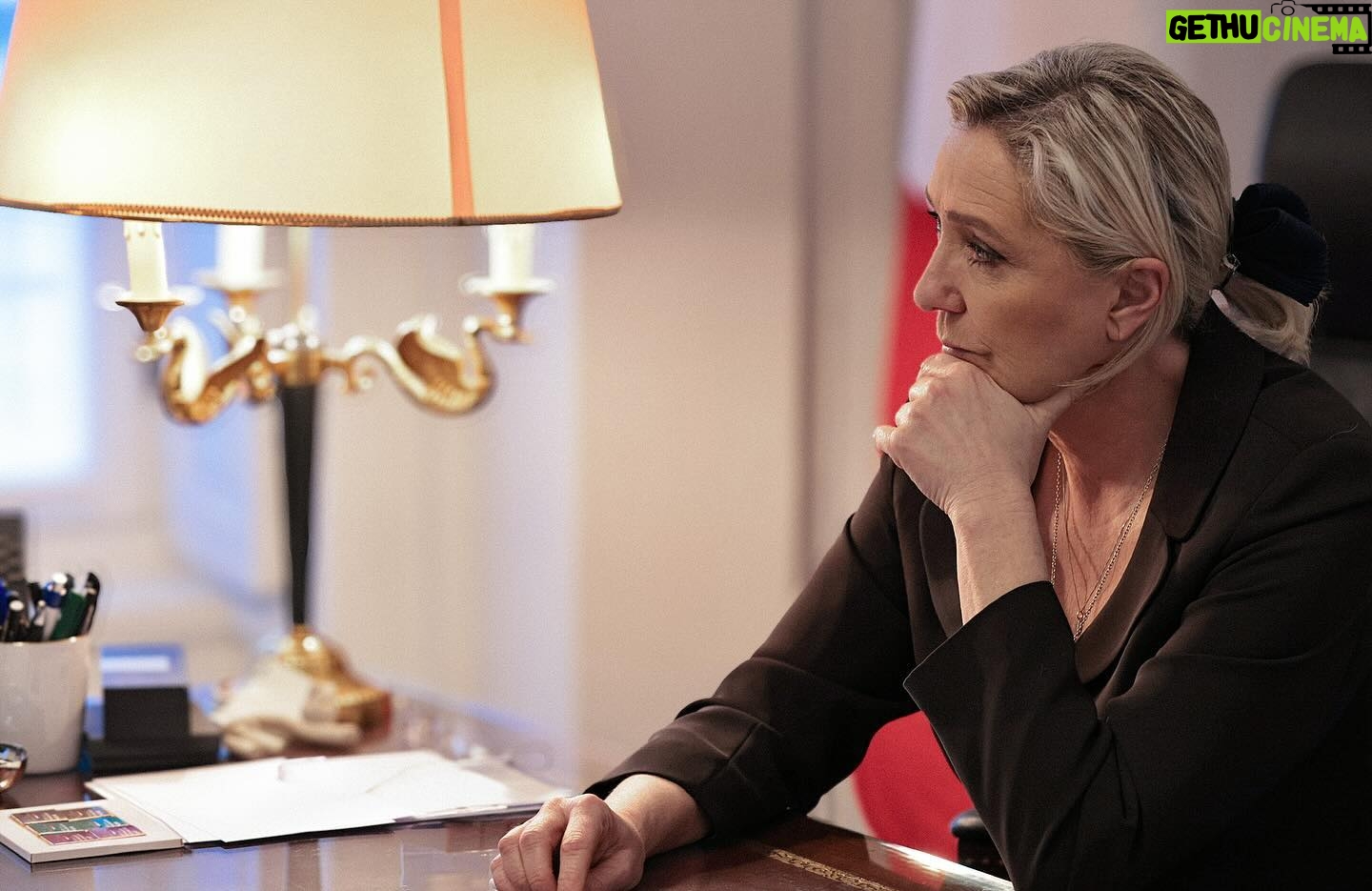 Marine Le Pen Instagram - Nos maires @rassemblementnational_fr sont un atout précieux : leur expérience du terrain est un réel vivier d’idées que nous traduisons à l’Assemblée nationale. À ce titre, @marine_lepen recevait @louis_aliot , maire de Perpignan pour évoquer les problèmes d’insécurité qui touchent les communes.