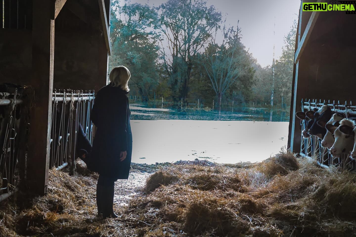 Marine Le Pen Instagram - Il était important pour moi de venir samedi dernier rencontrer les habitants sinistrés des inondations dans le Pas-de-Calais pour leur exprimer toute ma solidarité et ma compassion. Leur situation nous serre le cœur et nous devons nous tenir à leurs côtés. Nous ne pouvons rester insensibles à la détresse de ces habitants qui pour certains ont tout perdu dans ces inondations. Ils peuvent compter sur toute notre détermination pour les aider. Face au changement climatique et à la multiplication de tels événements, nous devons anticiper et mettre en place des mesures qui prennent en compte ce changement. Il faut s’inspirer de pays comme la Hollande qui sont en pointe sur ce sujet. Les hommes sont touchés, mais les animaux aussi sont touchés. Les bêtes ont les pieds dans l’eau et cela risque de durer encore plusieurs jours. Les conséquences sur les exploitations et sur le bien-être des animaux sont terribles.