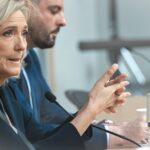 Marine Le Pen Instagram - En juin 2022, les habitants de la 11e circonscription du Pas-de-Calais me renouvelaient leur confiance en me réélisant député. Aujourd’hui, ce sont des militants venus de toute la circonscription que j’ai l’immense plaisir d’accueillir pour une visite de ce lieu emblématique de notre démocratie !