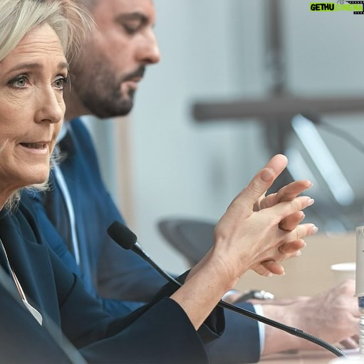 Marine Le Pen Instagram - En juin 2022, les habitants de la 11e circonscription du Pas-de-Calais me renouvelaient leur confiance en me réélisant député. Aujourd’hui, ce sont des militants venus de toute la circonscription que j’ai l’immense plaisir d’accueillir pour une visite de ce lieu emblématique de notre démocratie !