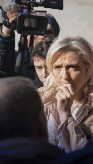 Marine Le Pen Instagram - Quand ils ne s’attaquent pas à la Joconde, c’est à nos agriculteurs qu’ils s’attaquent. C’est inadmissible !
