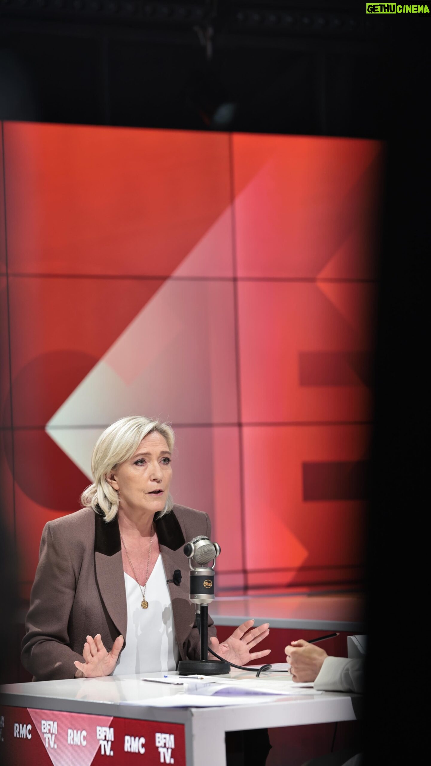 Marine Le Pen Instagram - Le meilleur bouclier pour les Français de confession juive, c’est le Rassemblement National. C’est le seul mouvement qui a la volonté, la conviction et les moyens de lutter contre le fondamentalisme islamiste qui est le danger majeur qui pèse sur eux.