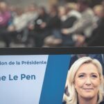Marine Le Pen Instagram - En juin 2022, les habitants de la 11e circonscription du Pas-de-Calais me renouvelaient leur confiance en me réélisant député. Aujourd’hui, ce sont des militants venus de toute la circonscription que j’ai l’immense plaisir d’accueillir pour une visite de ce lieu emblématique de notre démocratie !