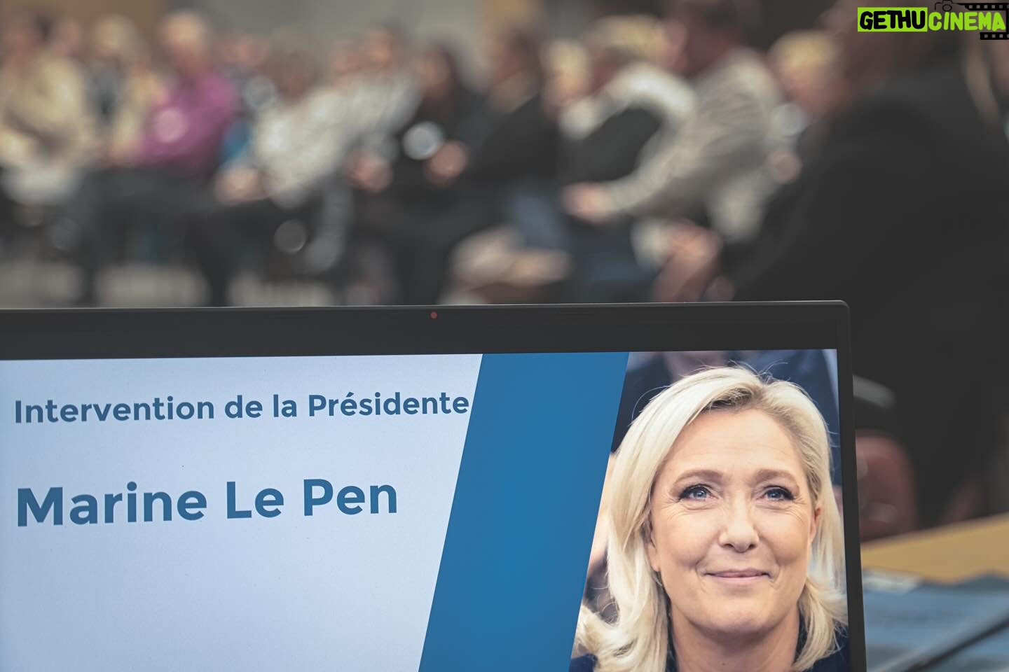 Marine Le Pen Instagram - En juin 2022, les habitants de la 11e circonscription du Pas-de-Calais me renouvelaient leur confiance en me réélisant député. Aujourd’hui, ce sont des militants venus de toute la circonscription que j’ai l’immense plaisir d’accueillir pour une visite de ce lieu emblématique de notre démocratie !