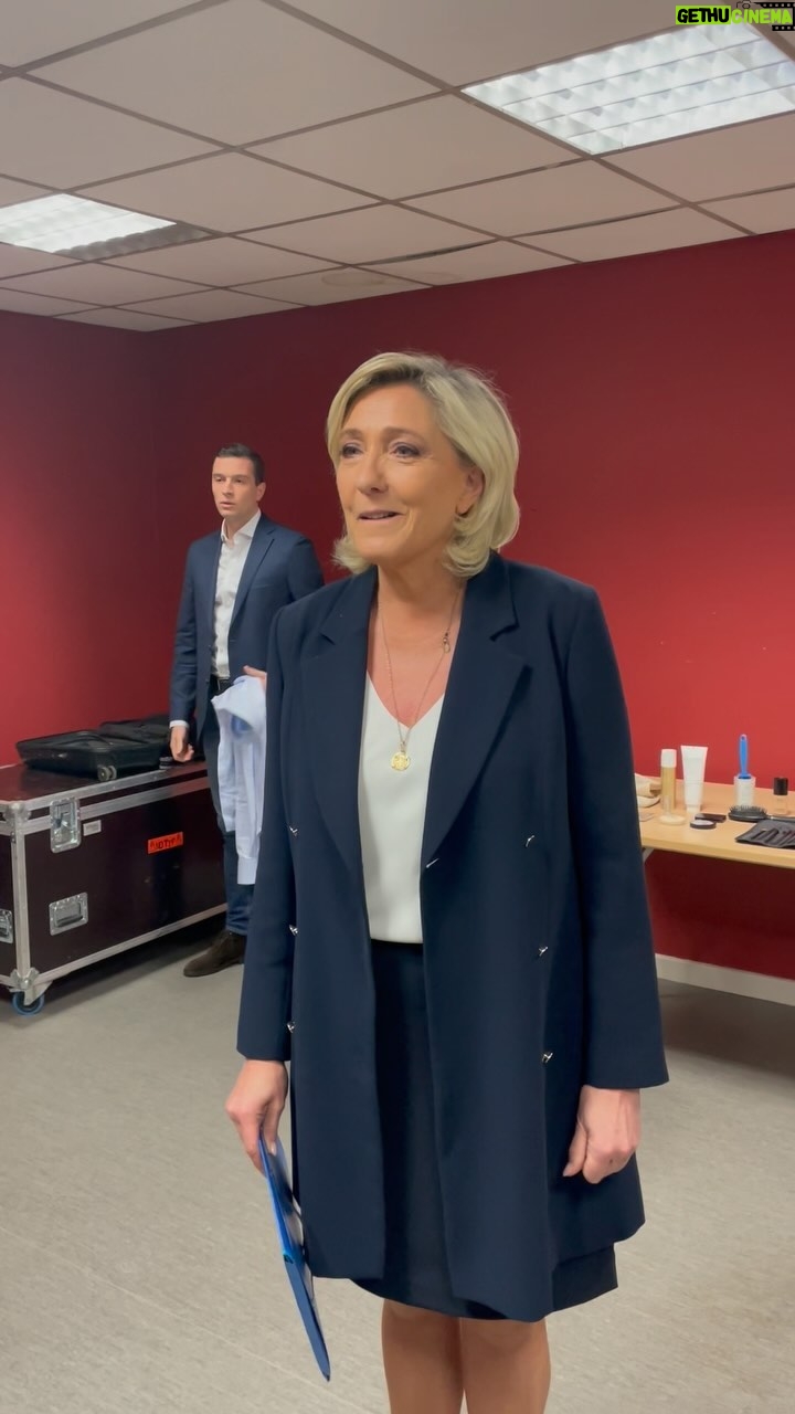 Marine Le Pen Instagram - La politesse en politique, c’est important aussi.
