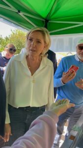 Marine Le Pen Instagram - La glace à la vanille, c’est la meilleure. D’accord avec moi ? 😉