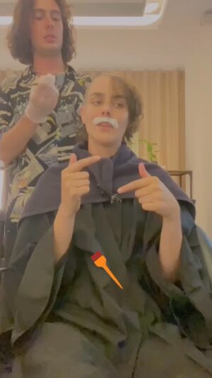Marion Séclin Instagram - ✨NEW ANNÉE SCOLAIRE NEW ME✨

☀️Tu veux un petit coup de glow up toi aussi ?

🌿Le brillant @theo.hairstylist te fera -10% si tu lui dit l’un des mots de passe suivants quand tu prends rendez-vous : 
« C’est pas tant qu’il fait froid, c’est qu’il fait humide » 
Ou encore : 
« HAIR IS EVERYTHING, ANTHONY »

🌻 Hésite pas à lui écrire un DM ( @theo.hairstylist ) pour toutes questions ou pour passer sous ses doigts de génie. 
💛 sur @perletoutcourt 

🌥️ Cette vidéo n’a pas été fabriquée en échange de monnaie fiduciaire 

#haircut #newhairwhodis #hairstyle #newyearnewme