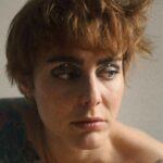 Marion Séclin Instagram - 🌙🌑✨ 1/ J’ai le coeur plein de bleus 2/ Les larmes au bord des yeux 3/ Effondrée mais bavarde 4/ Le silence me poignarde 5/ Brumeuse et imprudente 6/ À la peau transparente 7/ Épargnant l’autre joue 8/ Fanée, je me dévoue 9/ Tout a valu la peine 10/ Mes plaisirs s’en souviennent . 📸 @india_lange 💄 @marion.lartigue