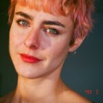 Marion Séclin Instagram – ✨🌷
J’ai beaucoup délaissé les démons et les dieux
Lassée de ces leçons n’apaisant pas le feu
Je ne sais qui prier, ni par quelle magie
Mes soupirs ont daignés s’envoler dans la nuit
Le poids sur ma poitrine, cet l’arrière-goût amer,
Les notes qui me chagrinent, l’abîme sous la mer
Tous ont levé leurs ancres ou pris la clé des champs
Leurs mots gravés à l’encre partaient au détachant
J’ai toujours peur du soir, mais la nuit me passionne
Je n’y flâne pas seule, mais plutôt sans personne

Argentique par @luciebremeaultphoto (sauf la dernière évidemment 💥)
