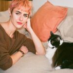 Marion Séclin Instagram – ✨🌷
J’ai beaucoup délaissé les démons et les dieux
Lassée de ces leçons n’apaisant pas le feu
Je ne sais qui prier, ni par quelle magie
Mes soupirs ont daignés s’envoler dans la nuit
Le poids sur ma poitrine, cet l’arrière-goût amer,
Les notes qui me chagrinent, l’abîme sous la mer
Tous ont levé leurs ancres ou pris la clé des champs
Leurs mots gravés à l’encre partaient au détachant
J’ai toujours peur du soir, mais la nuit me passionne
Je n’y flâne pas seule, mais plutôt sans personne

Argentique par @luciebremeaultphoto (sauf la dernière évidemment 💥)