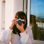 Marion Séclin Instagram – ✨🌷
J’ai beaucoup délaissé les démons et les dieux
Lassée de ces leçons n’apaisant pas le feu
Je ne sais qui prier, ni par quelle magie
Mes soupirs ont daignés s’envoler dans la nuit
Le poids sur ma poitrine, cet l’arrière-goût amer,
Les notes qui me chagrinent, l’abîme sous la mer
Tous ont levé leurs ancres ou pris la clé des champs
Leurs mots gravés à l’encre partaient au détachant
J’ai toujours peur du soir, mais la nuit me passionne
Je n’y flâne pas seule, mais plutôt sans personne

Argentique par @luciebremeaultphoto (sauf la dernière évidemment 💥)