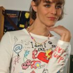 Marion Séclin Instagram - @marionseclin : « Je sais qu’il faut vivre avec son époque mais parfois j’ai l’impression que c’est mon époque qui veut pas vivre avec moi » 😅 #Piquantes, tous les vendredis à 23:00