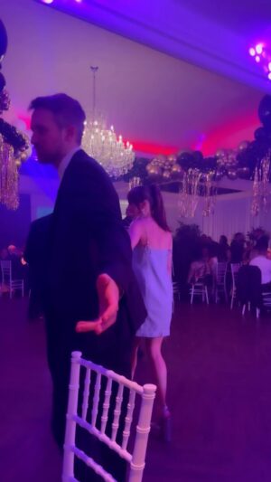 Maripier Morin Instagram - Mon partenaire de danse préféré @jp_perras ❤️
Merci @lacaterine d’avoir capturé ce petit moment ✨
Robe @houseofgallagher 
Boucles d’oreilles @bymademoisellejules 
Make up @wonderblush