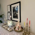 Maripier Morin Instagram - Un anniversaire tout en marguerite pour toi petite fleur. Une maison remplie d’amour pour te célébrer mon Bijou. Du gâteau plein les doigts, le coeur en musique et ce souvenir doux des gens qui t’aiment. Merci à @fetepouremporter pour le décor de rêve. Tout était au delà des mes attentes! @clementino.boutique , merci pour les petits accessoires personnalisés fait à la main. Un énorme merci @vero.gato pour le gâteau, le petit “smash cake” et la table de sucreries a.k.a les meilleurs sablés et cake pop ever! Parfaite petite robe @pommecannellecollection