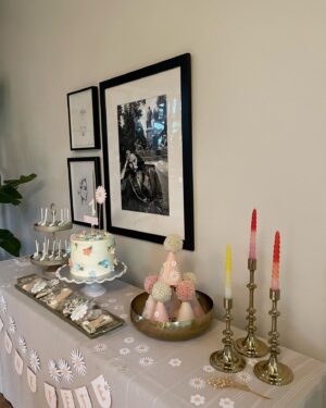 Maripier Morin Instagram - Un anniversaire tout en marguerite pour toi petite fleur. Une maison remplie d’amour pour te célébrer mon Bijou. Du gâteau plein les doigts, le coeur en musique et ce souvenir doux des gens qui t’aiment. 
Merci à @fetepouremporter pour le décor de rêve. Tout était au delà des mes attentes!
@clementino.boutique , merci pour les petits accessoires personnalisés fait à la main. 
Un énorme merci @vero.gato pour le gâteau, le petit “smash cake” et la table de sucreries a.k.a les meilleurs sablés et cake pop ever! 
Parfaite petite robe  @pommecannellecollection
