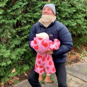 Maripier Morin Instagram - Même après une nuit sans sommeil à cause d’une grosse grippe, Papa trouve le moyen de te faire rire 🥹💕

Habit de neige « guimauve à la framboise » @tinycottons