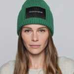 Maripier Morin Instagram - Parce que la temperature me permet ENFIN de vous présenter la nouvelle version de notre tuque @grainsdespoir ! Plus plushy, chaude, avec l’étiquette graphique, je suis en amour! Petite nouveauté, le foulard cachemire de la même couleur, doux, super long, bref l’écharpe parfaite pour faire un statement! Faire oeuvre utile avec des achats qui sauve littéralement des vies, c’est ce que ce projet vous propose. Tout l’argent ira directement à de l’aide directe pour des dépendants ayant le désir de s’en sortir. Merci de nous aider à faire une différence. Lien dans ma bio pour vos achats 💚 Merci @kithkinmtl d’avoir créé de si beaux items!