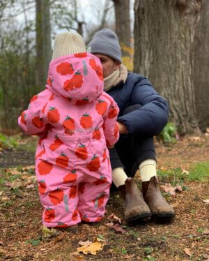 Maripier Morin Instagram - Même après une nuit sans sommeil à cause d’une grosse grippe, Papa trouve le moyen de te faire rire 🥹💕

Habit de neige « guimauve à la framboise » @tinycottons