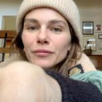 Maripier Morin Instagram - (Regardez la vidéo jusqu’à la fin 😌) Je ne sais pas pour vous, mais on dirait que l’adrénaline et l’excitation du début d’année s’est essoufflées. 😮‍💨 La routine s’installe, on voit le soleil de moins en moins longtemps et la fatigue se fait sentir. Pourquoi ne pas faire pause l’instant d’un petit week end afin de recharger nos batteries pour ce dernier petit stretch d’avant Noël? 🤗 @forfaits_quebec et moi avons décidé de créer 3 offres exclusives afin de vous permettre de prendre de temps pour vous! En amoureux ou entre amis, L’@estrimont est l’endroit idéal pour se relaxer, se déposer et se faire du bien! Cliquez sur le lien dans ma bio pour découvrir ces offres incroyables créées juste pour vous! Allez-vous vous laissez tenter? 🧖‍♀️🌿☀️✨ #partenariat