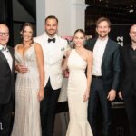 Maripier Morin Instagram - Vendredi dernier, c’était le Grand Bal Rubino au profit du fond Rubino pour la dépendance. J’aimerais profiter de l’occasion pour remercier @desjardinscoop de leur généreux don de 50 000$ afin d’aider des dépendants à se rétablir. Merci de croire au projet @grainsdespoir et de nous aider à mettre l’épaule à la roue afin de déstigmatiser les problèmes de consommation. Nous sommes infiniment reconnaissants de votre soutien. Merci également aux 3 centres que nous soutenons ( le Rucher, le pavillon du Nouveau point de vue et les maisons Péladeau) de venir en aide à des centaines de personnes par année. Vous sauvez des vies, littéralement. Merci à @aujeault , artiste et ami d’exception. Grâce à toi et à ton talent, l’oeuvre que tu nous as offert a permis d’amasser 10 500$ grâce à de généreux donateurs. Merci à @ang_rubino , ta famille et toi avez organisé une soirée spectaculaire, digne des plus grands mariages italiens! Je n’avais jamais vu des gens danser entre l’entrée et le plat principal! @telemaquejeanclaude je t’aime, merci de si bien compléter notre power trio. Et finalement, un énorme merci à tous ceux qui se sont procuré des billets, et qui ont été du même coup, sensibles à notre cause. Vos coeurs sont beaux et grands. Enfin, un merci spécial à mon amie @elisa_dahan de m’avoir habillé avec ce bijou de robe @dodieelife Ainsi qu’a @loue1robe d’avoir offert une expérience de princesse aux filles du Rucher! Photos @moetreal1 🧡