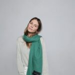 Maripier Morin Instagram - Parce que la temperature me permet ENFIN de vous présenter la nouvelle version de notre tuque @grainsdespoir ! Plus plushy, chaude, avec l’étiquette graphique, je suis en amour! Petite nouveauté, le foulard cachemire de la même couleur, doux, super long, bref l’écharpe parfaite pour faire un statement! Faire oeuvre utile avec des achats qui sauve littéralement des vies, c’est ce que ce projet vous propose. Tout l’argent ira directement à de l’aide directe pour des dépendants ayant le désir de s’en sortir. Merci de nous aider à faire une différence. Lien dans ma bio pour vos achats 💚 Merci @kithkinmtl d’avoir créé de si beaux items!