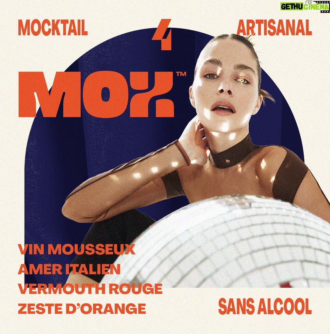 Maripier Morin Instagram - Inspiré du classique italien « sbagliato », le @moxmocktail 4 est un negroni dans lequel du vin mousseux à été ajouté! Pétillant, savoureux, amer à souhait et toujours sans alcool!! 🥳 Image @nicolasblanchett Glam @michaelgoyette