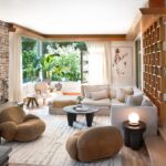 Maripier Morin Instagram - Chaque pièce de la maison à été aménagée dans le but de créer un espace doux et harmonieux tout en respectant le style de la maison. Le salon est vraiment le point central avec son énorme manteau de foyer et ses grandes fenêtres. Je voulais que tout soit en rondeur et surtout confortable! Gros coup de coeur pour les 2 petites chaises @gubiofficial trouvé à l’incroyable boutique @the.modern.shop Dites moi votre coup de 🧡 dans ce décor ; est ce le tapis, les petites tables d’appoint, les fauteuils, le divan?! Je suis curieuse!! #achetéavecmessous