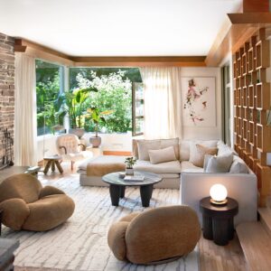Maripier Morin Instagram - Chaque pièce de la maison à été aménagée dans le but de créer un espace doux et harmonieux tout en respectant le style de la maison. Le salon est vraiment le point central avec son énorme manteau de foyer et ses grandes fenêtres. Je voulais que tout soit en rondeur et surtout confortable! Gros coup de coeur pour les 2 petites chaises @gubiofficial trouvé à l’incroyable boutique @the.modern.shop 
Dites moi votre coup de 🧡 dans ce décor ; est ce le tapis, les petites tables d’appoint, les fauteuils, le divan?! Je suis curieuse!! 
#achetéavecmessous