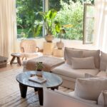 Maripier Morin Instagram - Chaque pièce de la maison à été aménagée dans le but de créer un espace doux et harmonieux tout en respectant le style de la maison. Le salon est vraiment le point central avec son énorme manteau de foyer et ses grandes fenêtres. Je voulais que tout soit en rondeur et surtout confortable! Gros coup de coeur pour les 2 petites chaises @gubiofficial trouvé à l’incroyable boutique @the.modern.shop Dites moi votre coup de 🧡 dans ce décor ; est ce le tapis, les petites tables d’appoint, les fauteuils, le divan?! Je suis curieuse!! #achetéavecmessous