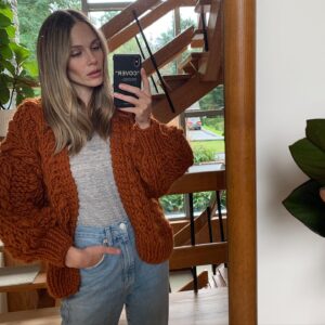 Maripier Morin Instagram - Une belle journée. 💕 cardigan tout doux, tricoté à la main avec amour par @theknitter