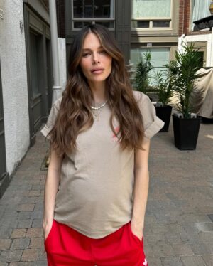 Maripier Morin Instagram - 🤰💇‍♀️ ☀️🎈
@marcuuus 
Tshirt @moxmocktail par mes amis de @canadamerchgroup 💕