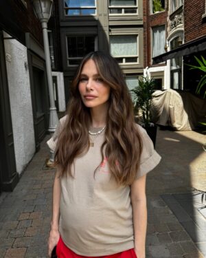 Maripier Morin Instagram - 🤰💇‍♀️ ☀️🎈
@marcuuus 
Tshirt @moxmocktail par mes amis de @canadamerchgroup 💕