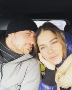 Maripier Morin Instagram - Février 2019. On joue un couple dans la série La Faille. À ce moment là, je suis loin de me douter que tu deviendra mon amoureux. Que tu vas entrer dans ma vie avec toute ta douceur, ta sensibilité, ta force et que tu vas me changer à jamais. Mon Jay shetty, mon partenaire de tennis (lol) papa d’exception. Tu me fais grandir tous les jours et apprendre à te connaitre et t’aimer mieux encore et toujours, c’est ça mon plus beau cadeau. Valentin de mon coeur. Mention spécial à Patrice Sauvé, tout ça, c’est un peu beaucoup grâce à toi. 💕